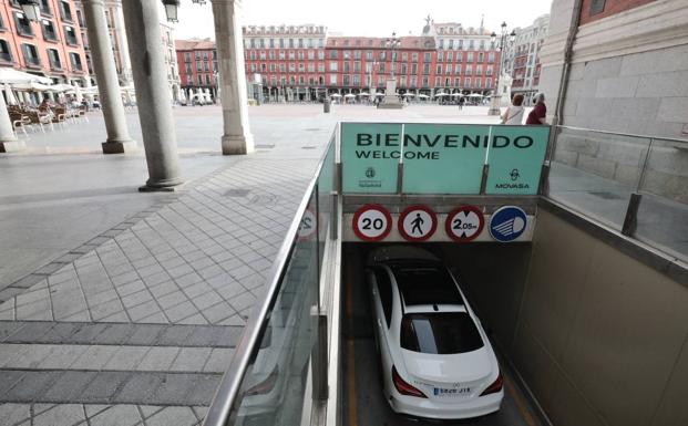 Imagen principal - Entrada con cartel de bienvenida al aparcamiento de la plaza Mayor; aparcamiento de bicicletas en la Acera de Recoletos y Ascensor en San Isidro. 