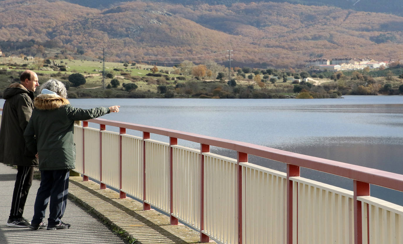 Galería. Dos personas observan el agua en el Pontón Alto.