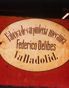 Imagen secundaria 2 - Anuncio de 1898 de la carpintería de Federico Delibes en El Norte. Abajo, Elisa Delibes y la placa original de 1893 de la carpintería, encontrada en la instalación mecánica del Teatro Calderón. 