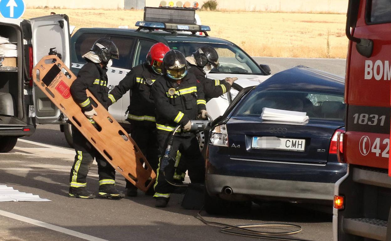 Intervención de los bomberos en un accidente de Cantajelo.