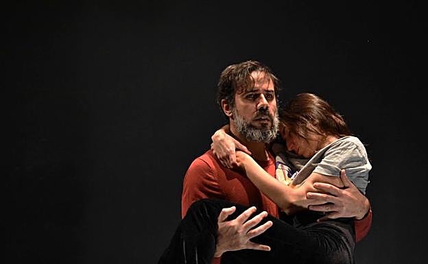 Imagen principal - Varios momentos de los espectáculos 'Yo sin ti', 'Cicatrices' y 'La memoria del gesto'. 