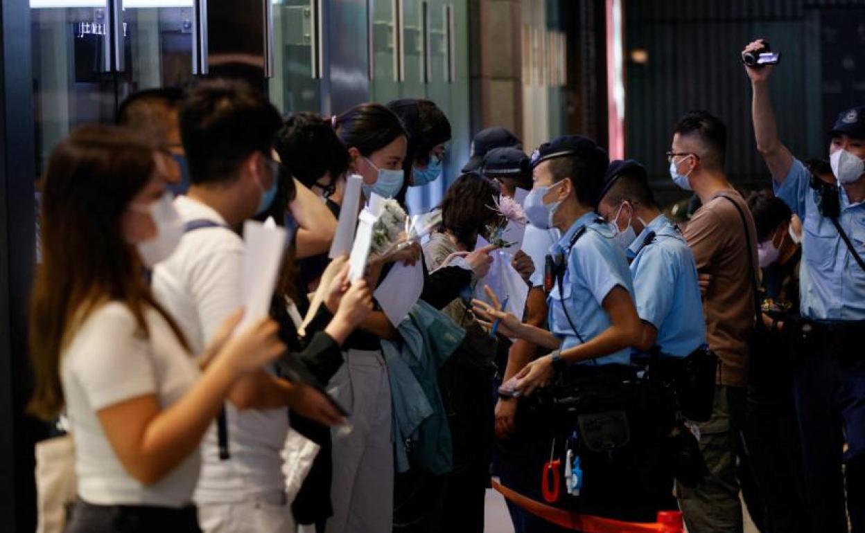 Policías se enfrentan a manifestantes en una jornada de protestas contra la política 'cero covid' china, en Hong Kong. 