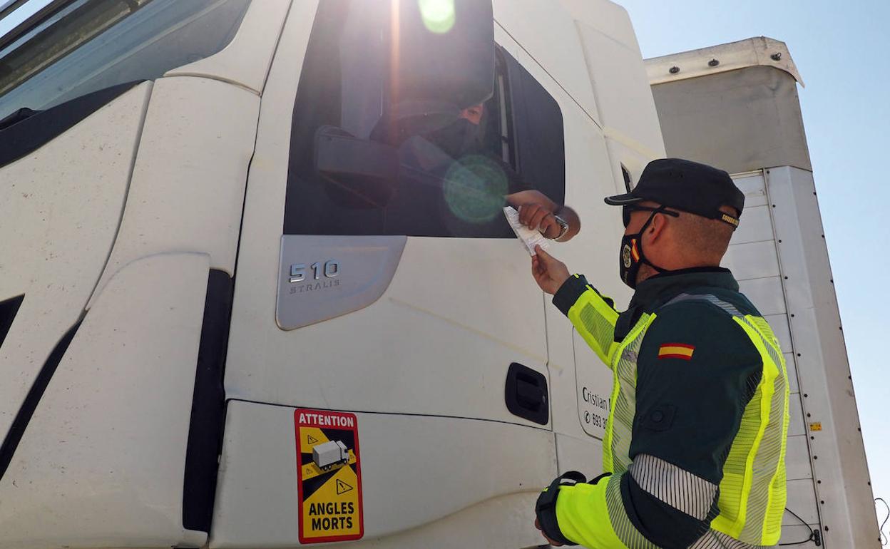 Control de documentación de la Guardia Civil de Tráfico.