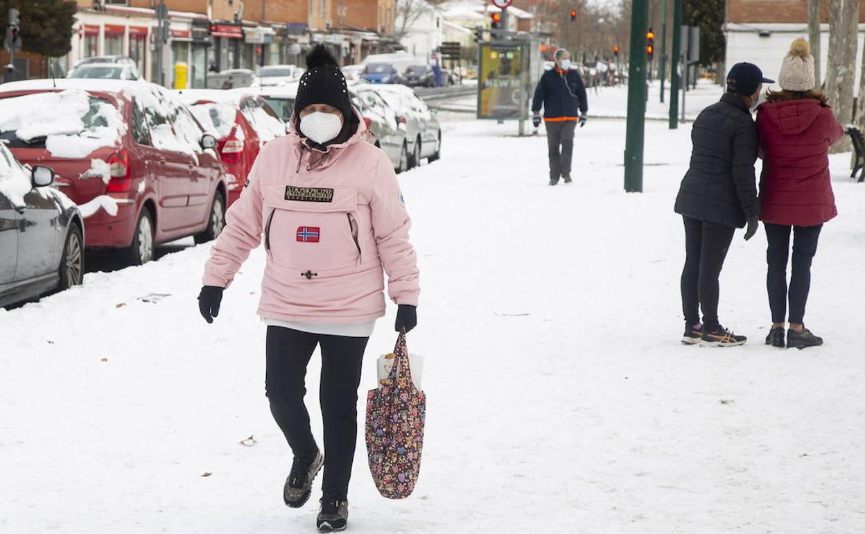 Varios ciudadanos de Valladolid caminan por la Avenida de Palencia de la capital tras la nevada que dejó el paso de Filomena en 2021.