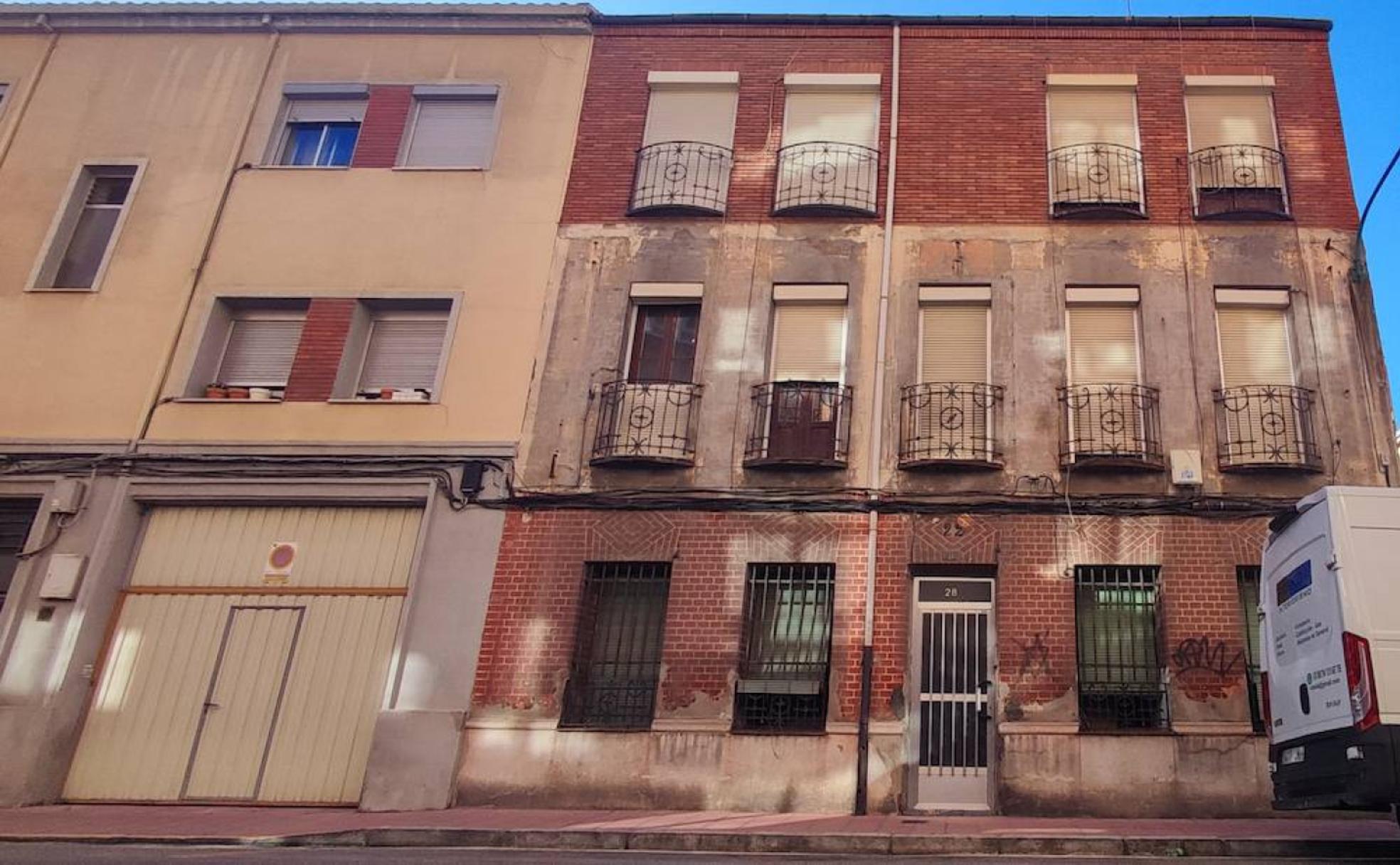 Bloque de viviendas del número 22 de la calle Bailarín Vicente Escudero, donde se halló sin vida a Antonio Torralba.