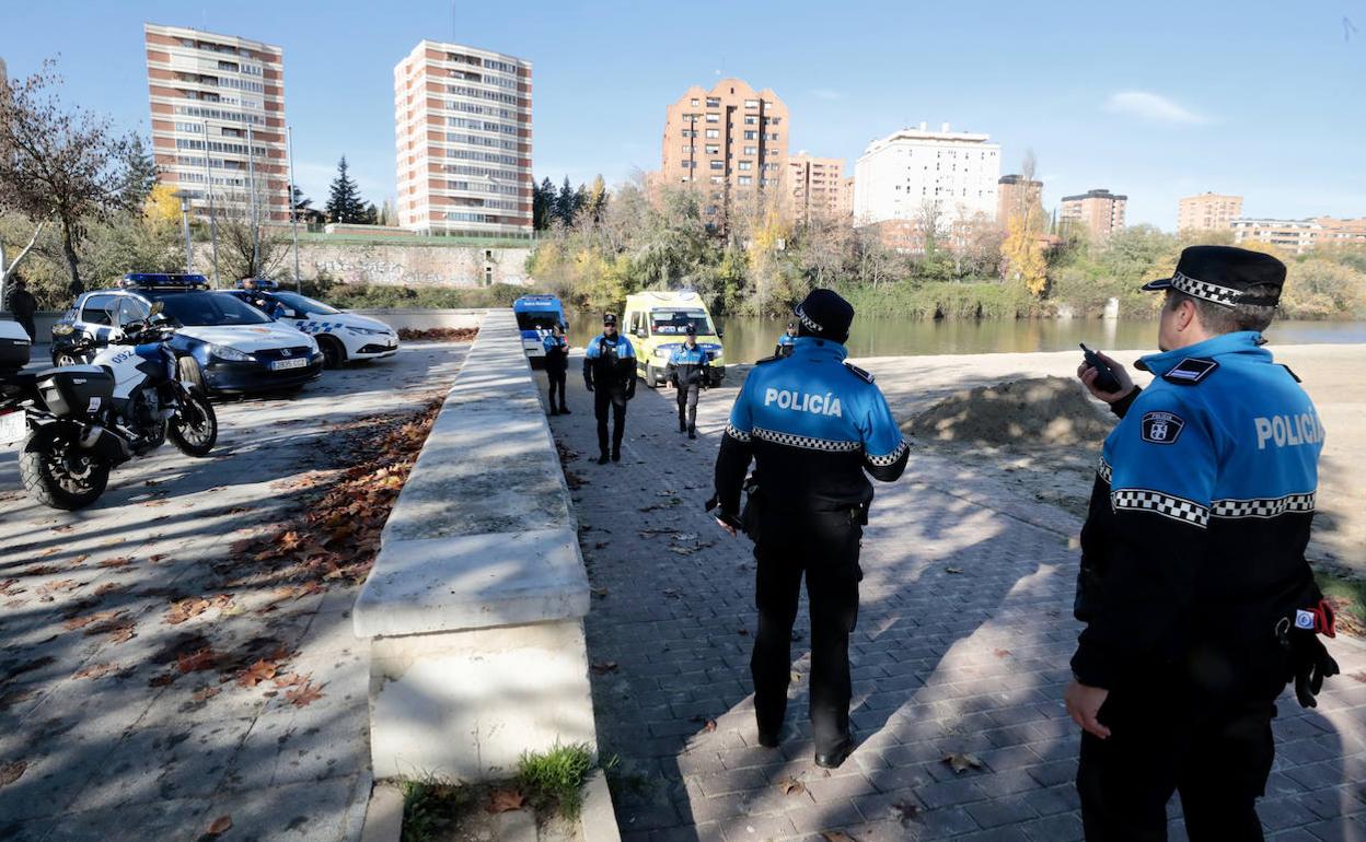 Intervención policial durante el rescate del conductor que dio positivo en alcohol y drogas. 