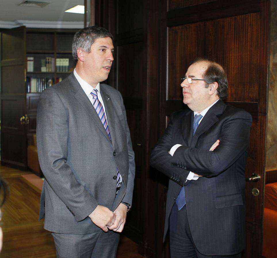 02.02.12 El presidente de Renault España y Juan Vicente Hererra, durante la reunión que mantuvieron en la Junta de Castilla y León.