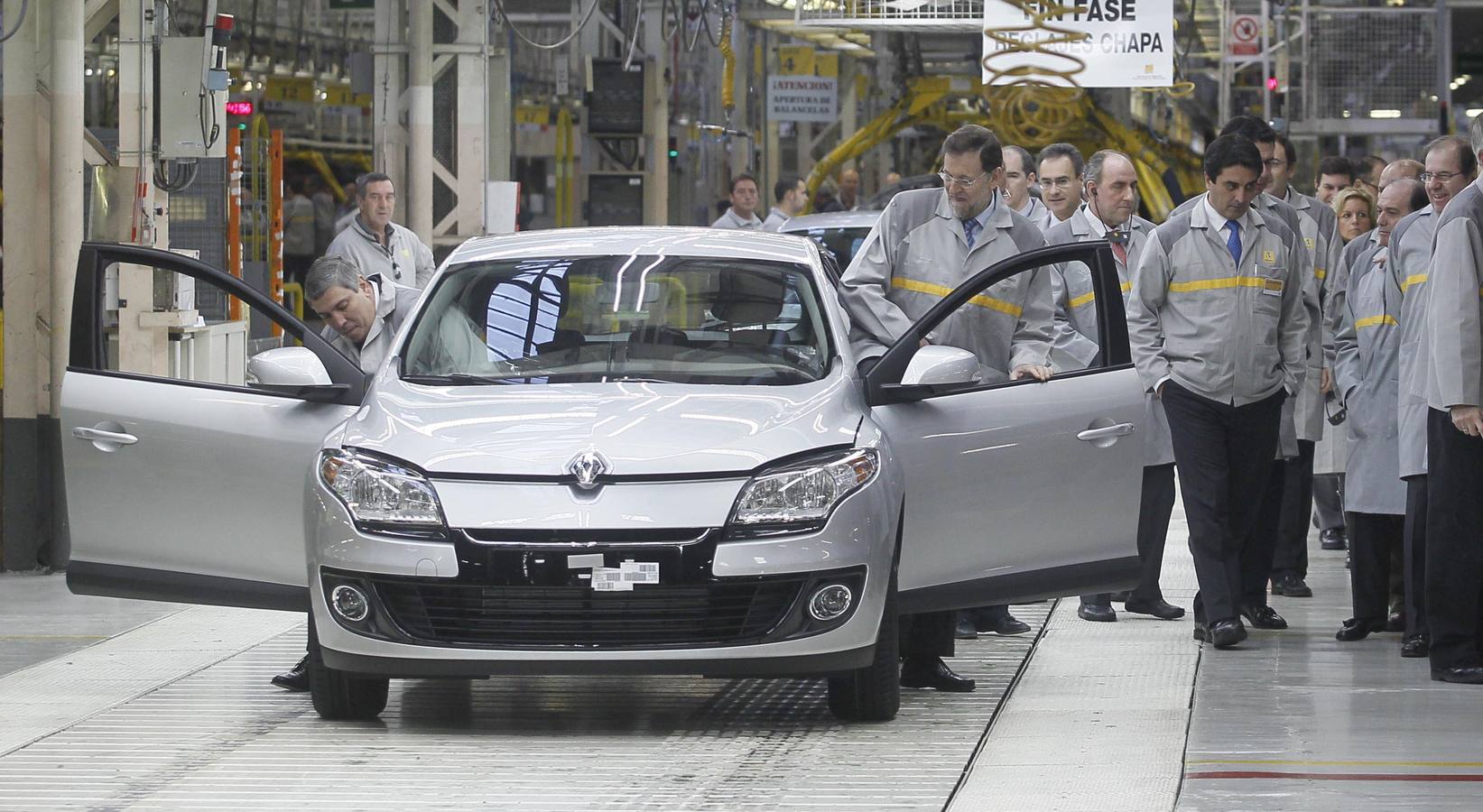 21.11.12 El presidente de Renault España, José Vicente de los Mozos y el presidente del Gobierno, Mariano Rajoy, prueban un coche hoy en la planta palentina.