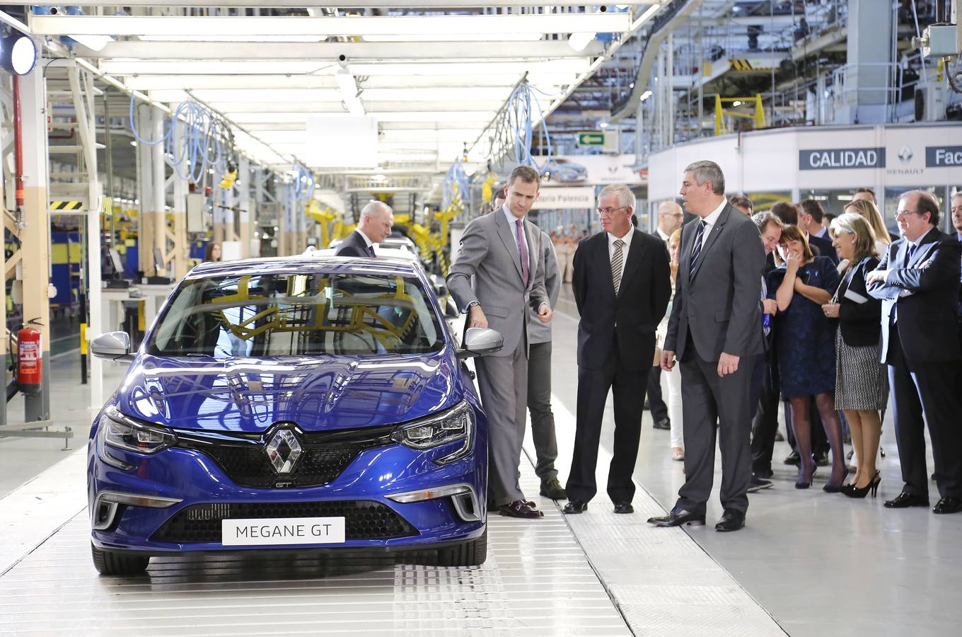 01.06.16 El Rey Felipe vista la fábrica de Renault de Villamuriel, Palencia acompañado de José Vicente de los Mozos.