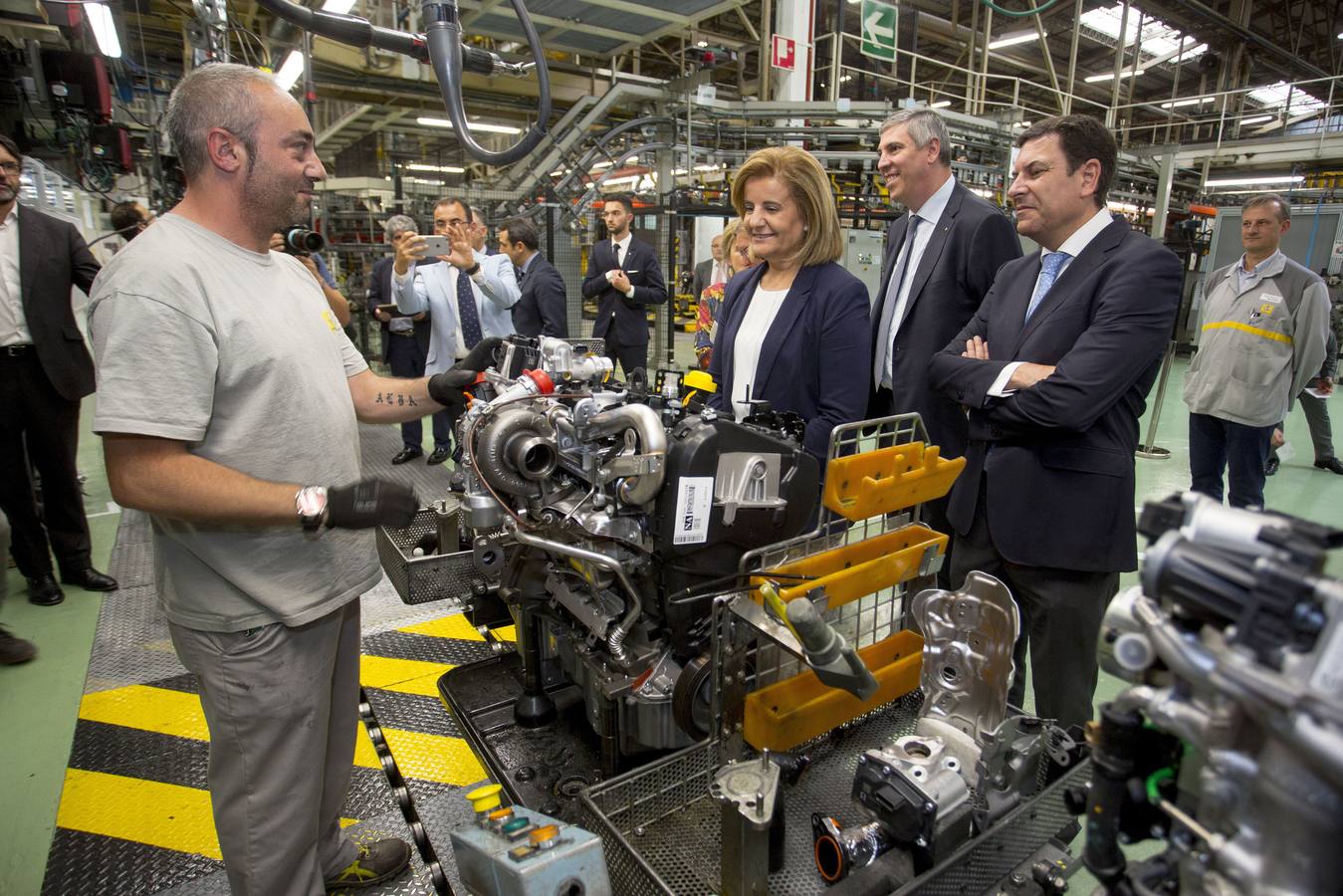 19.06.17 Fátima Báñez, José Vicente de los Mozos y Carlos Fernández Carriedo observan la labor de un trabajador de la factoría vallisoletana de Motores.