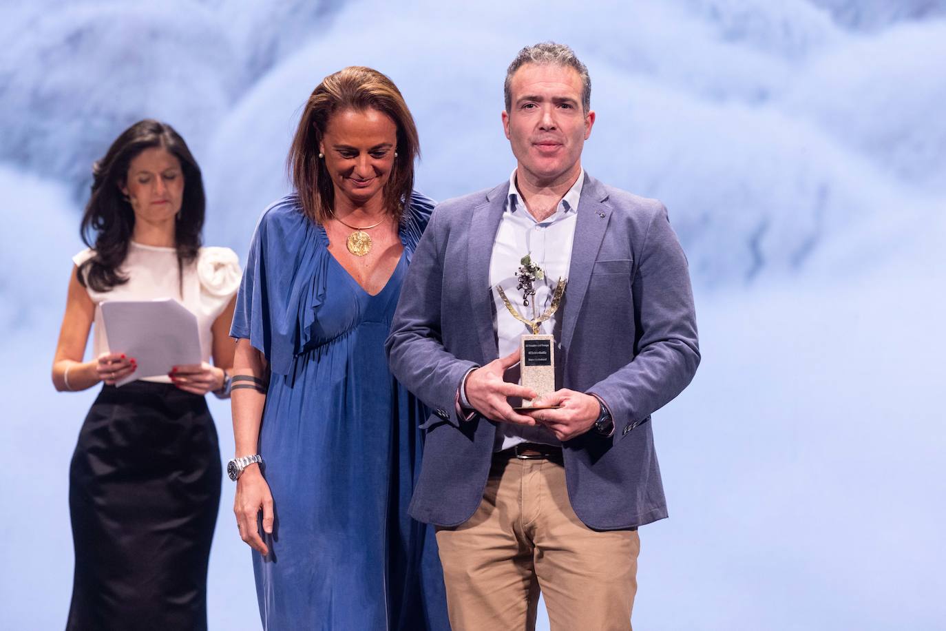 Eduardo Abad posa con el premio que le entregó Arancha Escalada, responsable de Sostenibilidad de Reale Seguros.