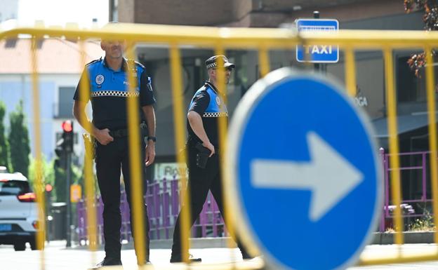 Policías controlan el acceso de vehículos a la plaza de Poniente. 