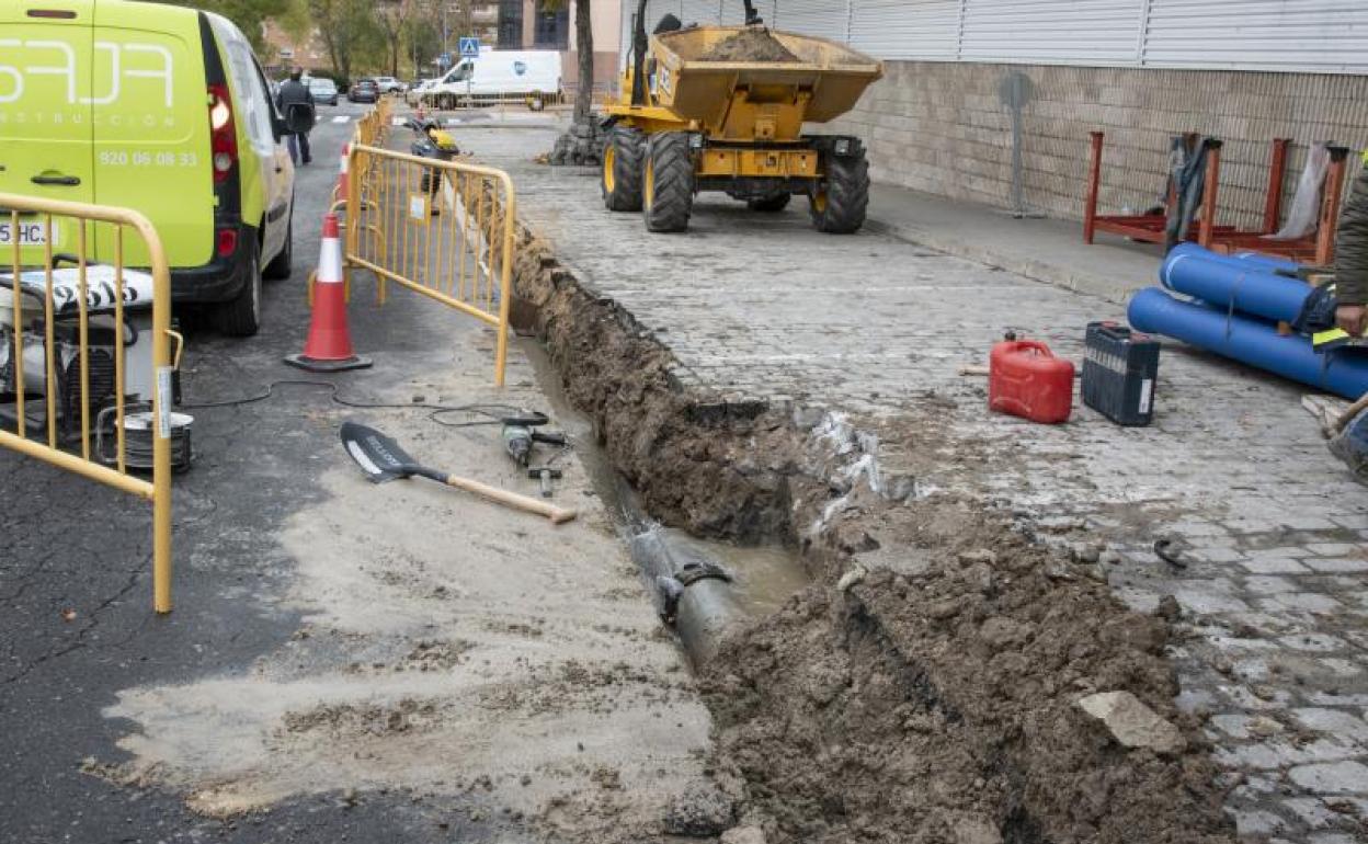 Maquinaria en una zona de obras por una avería en la capital segoviana. 