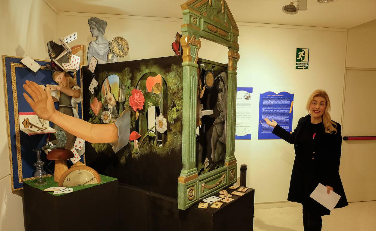 Rosana Largo, con la obra dedicada a 'Alicia en el país de las maravillas'. 