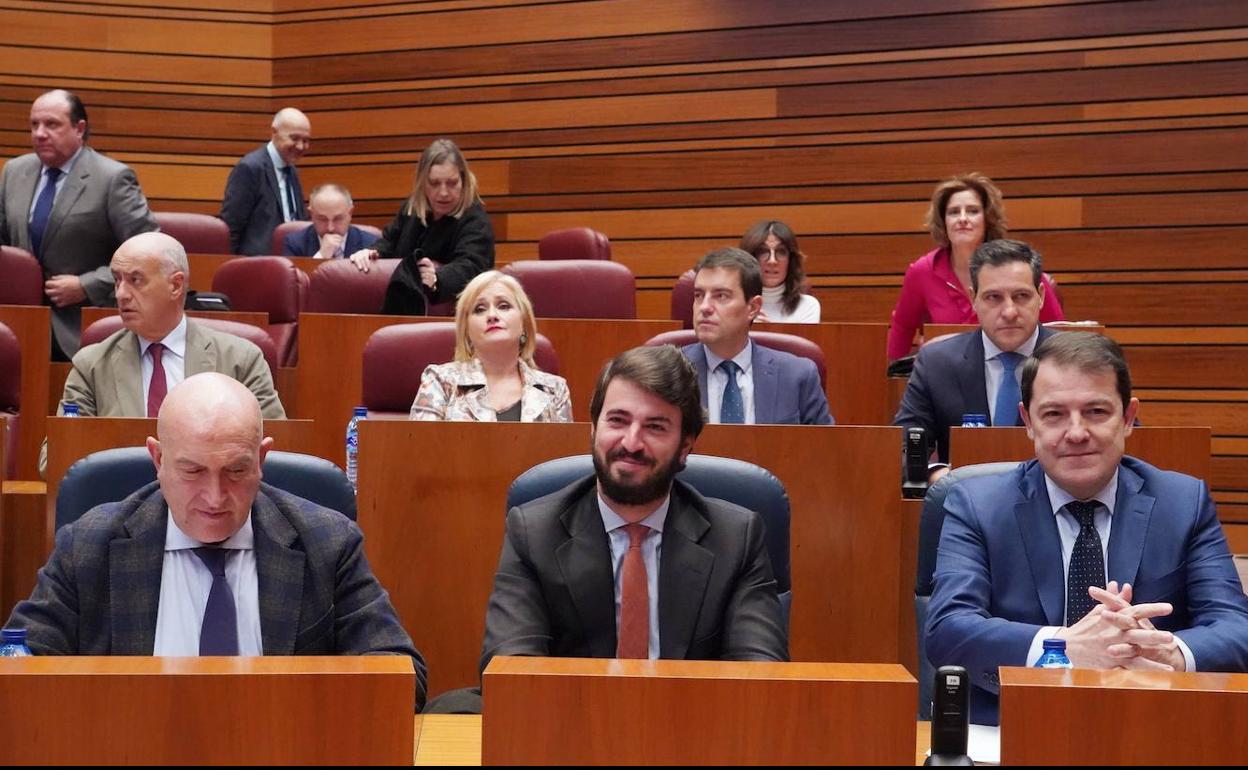 Mañueco, antes del inicio del pleno, junto al vicepresidente García-Gallardo y el consejero Carnero.