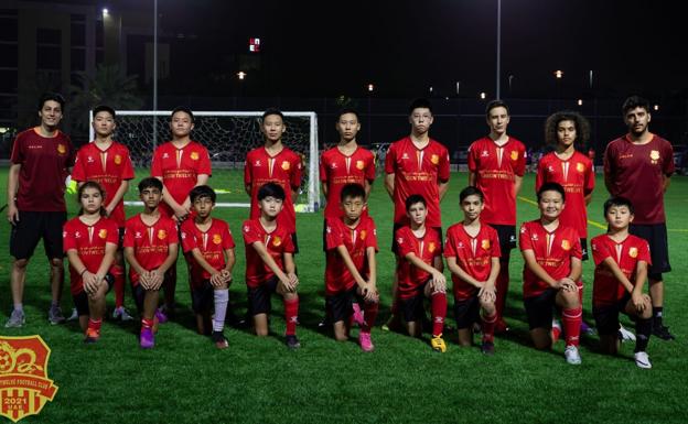 Nicolás Velasco, de pie a la derecha, con el equipo que entrena en el Dragon Twelve FC.