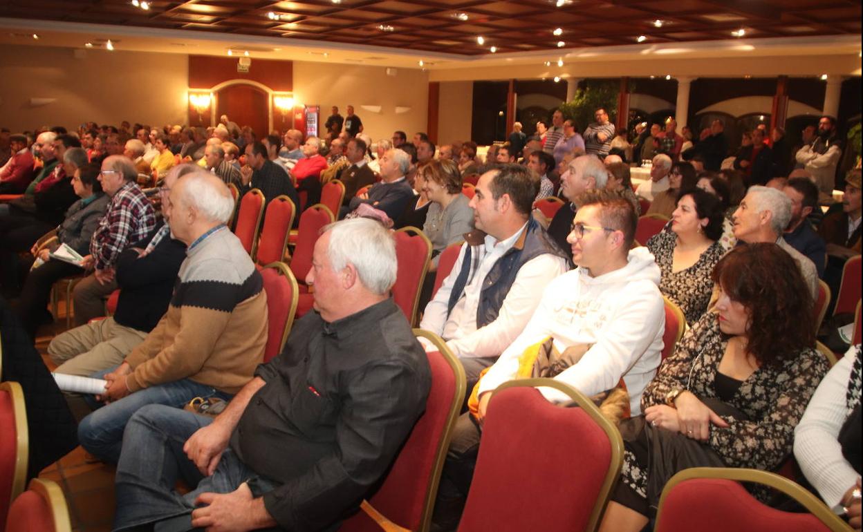 Los socios asisten a la asamblea general de la cooperativa del campo Glus-I. 