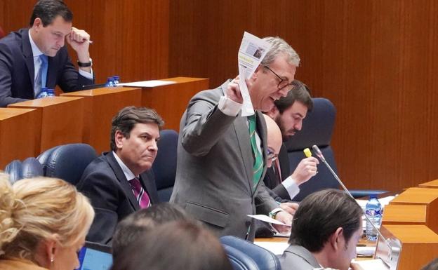 El consejero Mariano Veganzones rebate la utilidad del Serla ante la mirada de Fernández Carriedo, portavoz de la Junta.