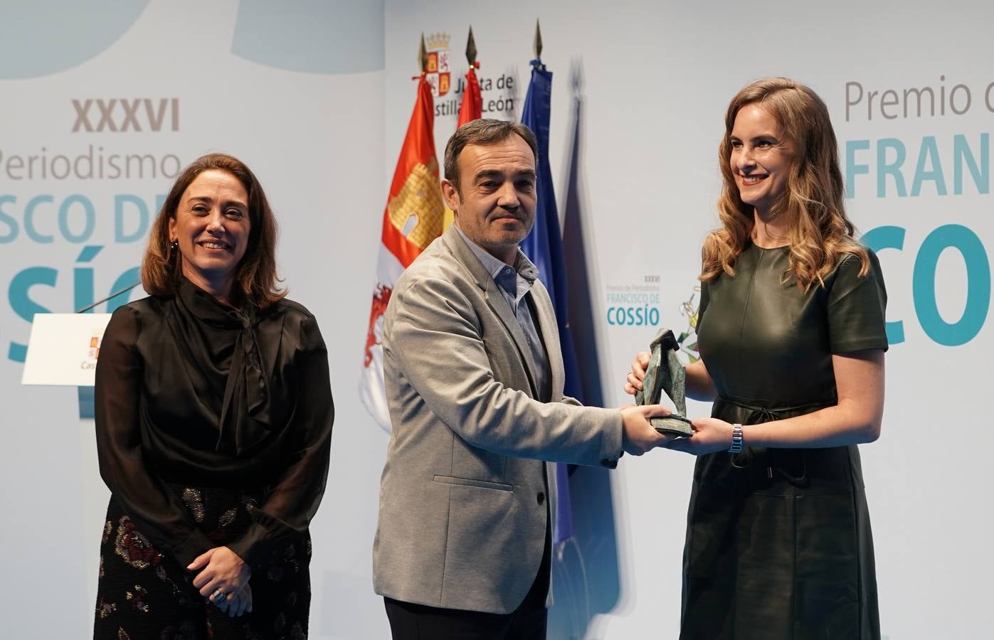 Elena R. Costilla y Xulio Nogueira recogen el premio en la modalidad televisiva.
