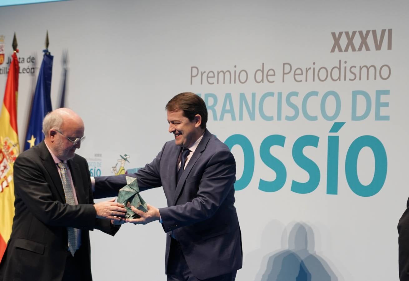 El periodista César Lumbreras recoge el premio de manos del presidente de la Junta, Alfonso Fernández Mañueco.