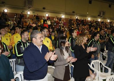 Imagen secundaria 1 - Félix Martín, los asistentes ovacionando al homenajeado y Esteban, el actual tesorero del club