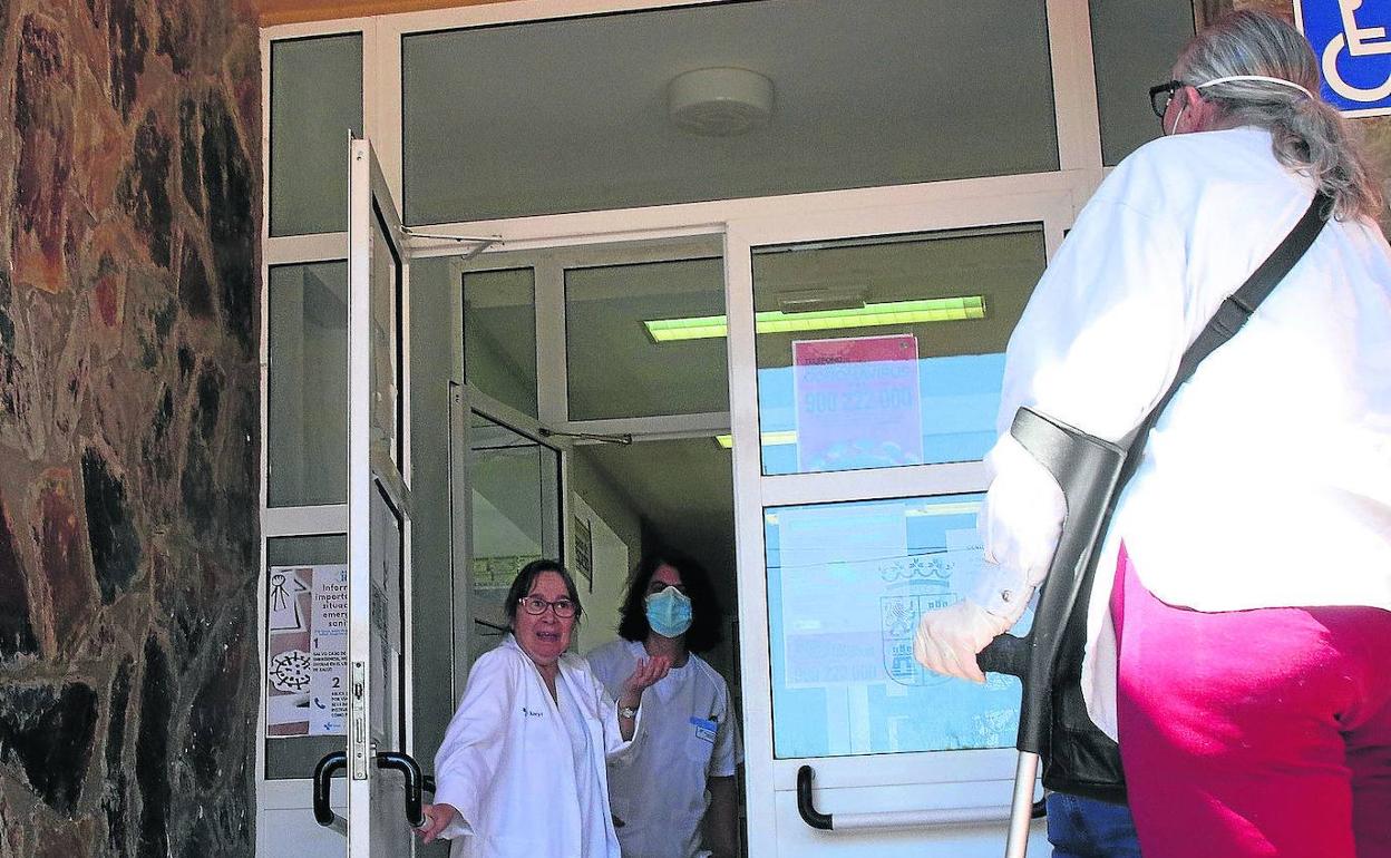 Personal sanitario recibe a pacientes en el centro de salud de Navafría, en la provincia de Segovia. 