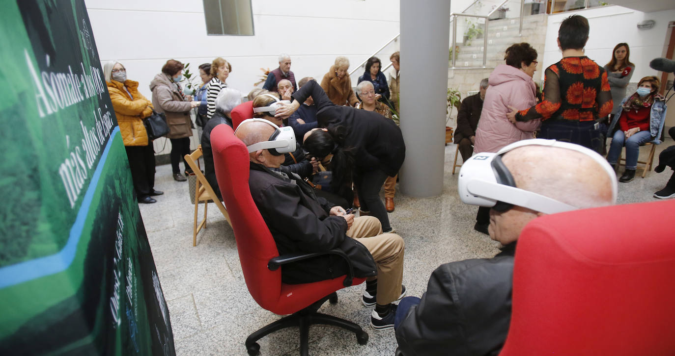 Fotos: Las personas mayores también suben a los ojos del Cristo