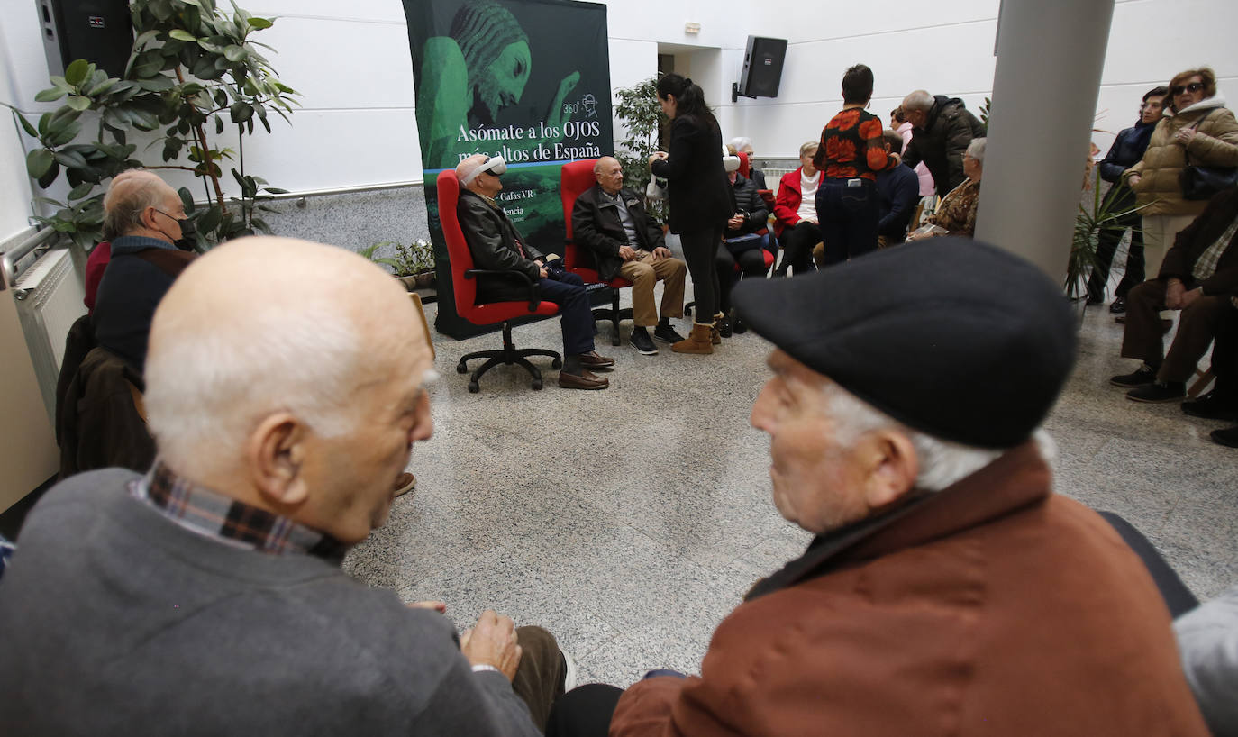 Fotos: Las personas mayores también suben a los ojos del Cristo