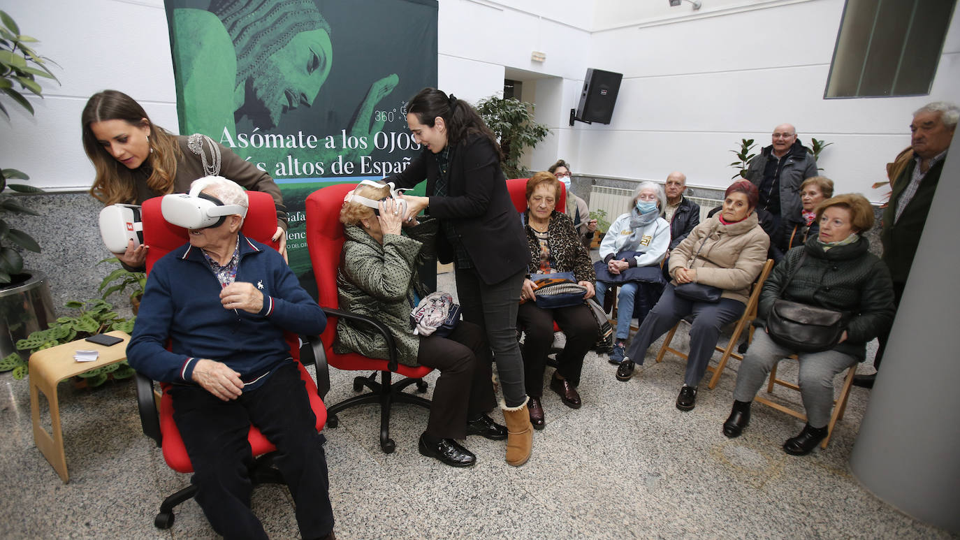 Fotos: Las personas mayores también suben a los ojos del Cristo