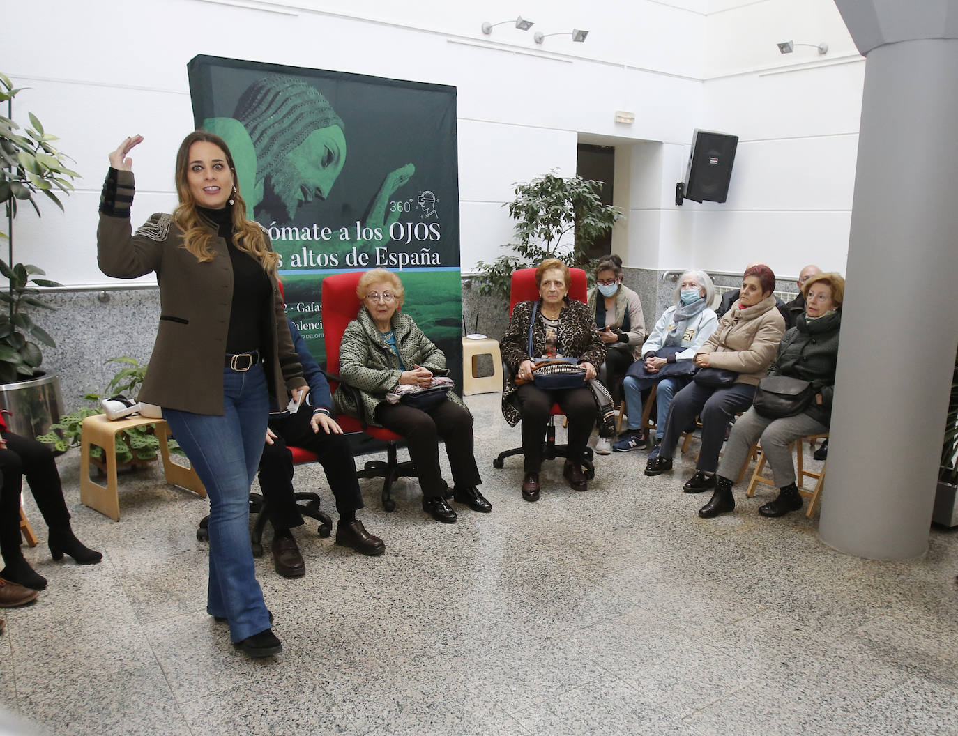Fotos: Las personas mayores también suben a los ojos del Cristo