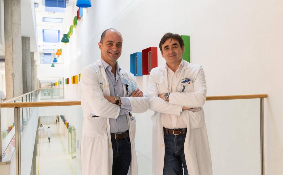 Los doctores Miguel Toledano y David Pacheco, en el Hospital Río Hortega de Valladolid. 