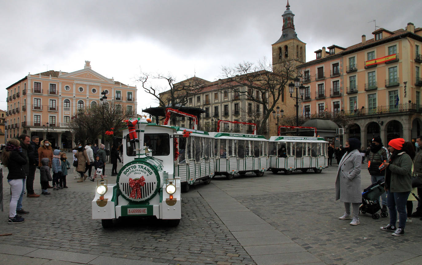 Tren turístico en la Plaza Mayor de Segovia.