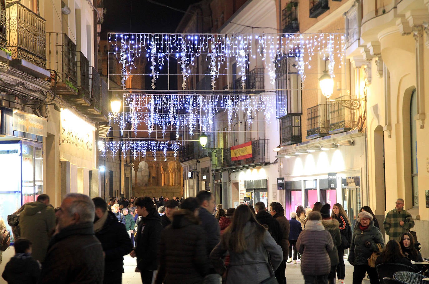 Iluminación navideña en las calles del centro de Segovia.