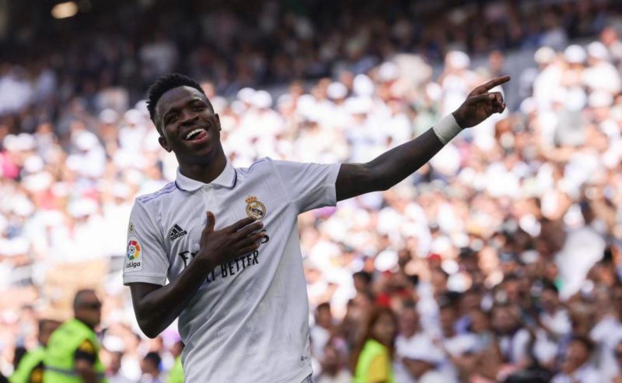 Vinícius Junior celebrando un gol durante un partido de liga.