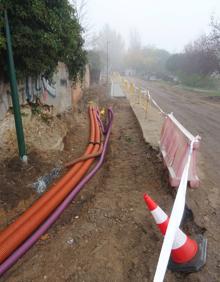 Imagen secundaria 2 - Arriba, el tramo en el que acababa el adoquinado de 2010 en la Cañada de Fuente Amarga. Debajo, tramo en obras desde la esquina con la avenida de Soria. 