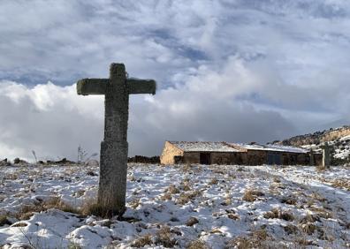 Imagen secundaria 1 - Ermita de la Virgen de la Sierrecita, calvario de Fuentetoba y altar a la Virgen de Valvanera.