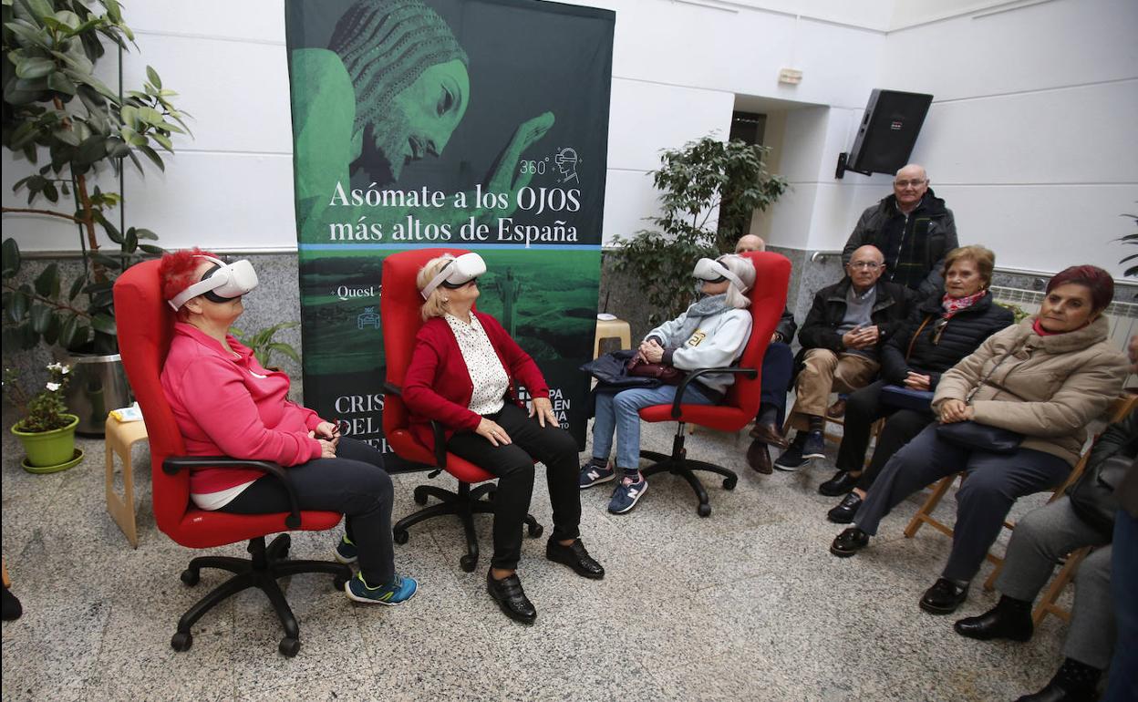 Un grupo de usuarios del centro de La Puebla disfruta de la experiencia.