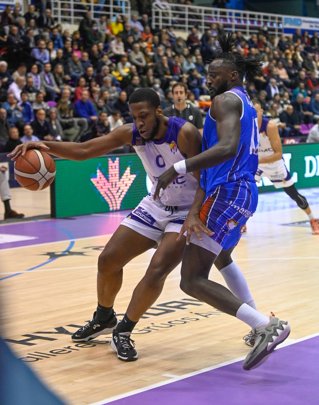 Fotos: Mucho sufrimiento en el enfrentamiento entre el Real Valladolid Baloncesto y el Almansa