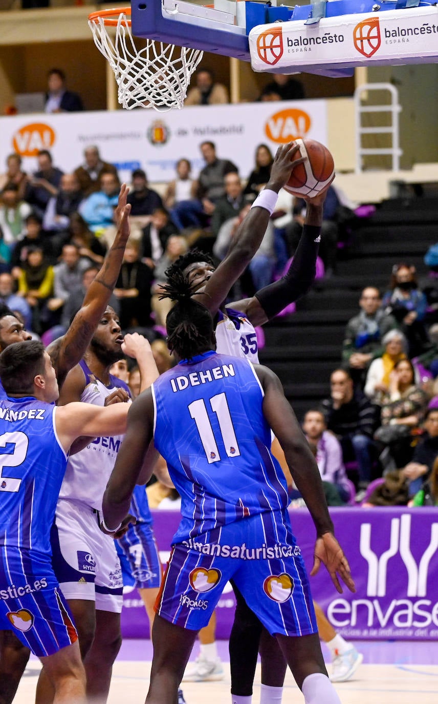 Fotos: Mucho sufrimiento en el enfrentamiento entre el Real Valladolid Baloncesto y el Almansa