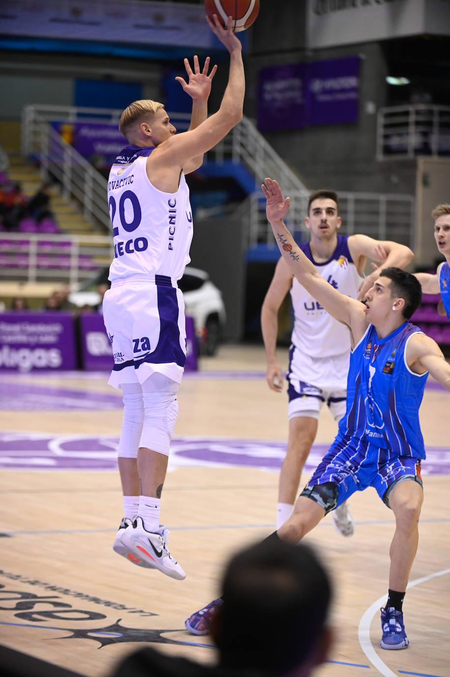 Fotos: Mucho sufrimiento en el enfrentamiento entre el Real Valladolid Baloncesto y el Almansa