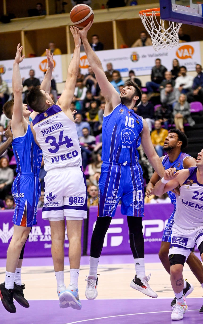 Fotos: Mucho sufrimiento en el enfrentamiento entre el Real Valladolid Baloncesto y el Almansa