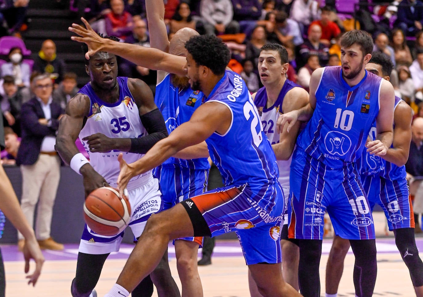 Fotos: Mucho sufrimiento en el enfrentamiento entre el Real Valladolid Baloncesto y el Almansa