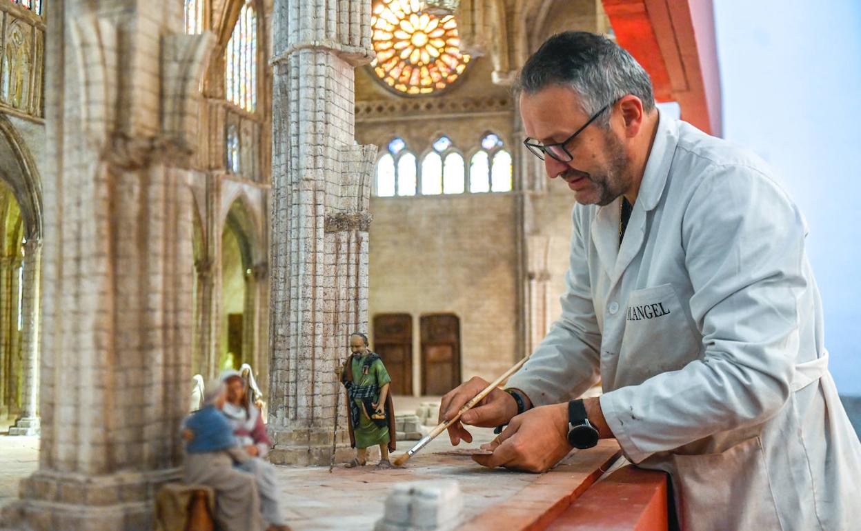 El belenista Miguel Ángel Osuna trabaja ayer en el montaje del belén.