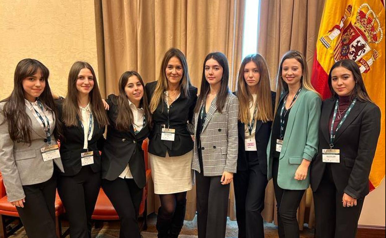 Las alumnas palentinas, con su profesora.