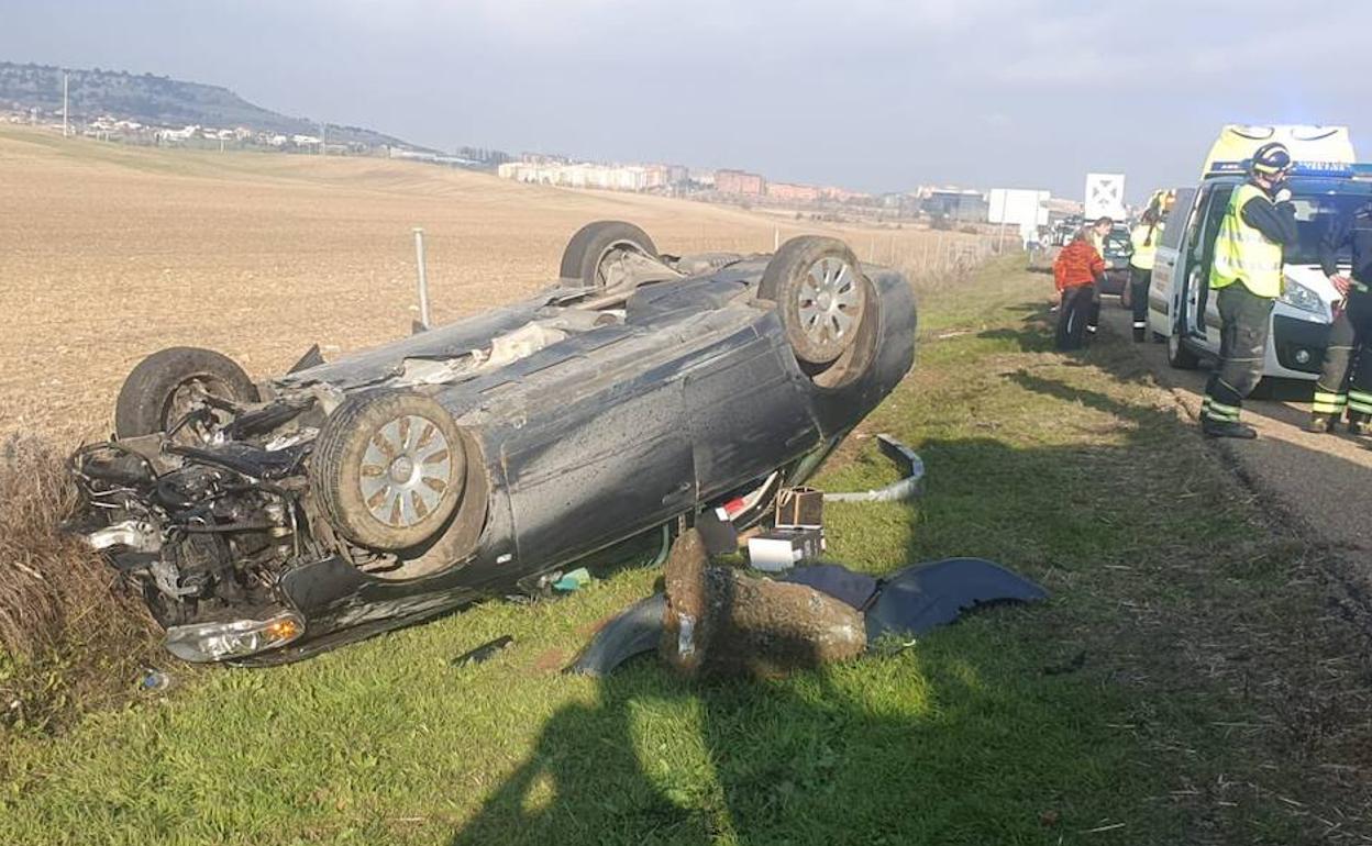 Turismo volcado en la colisión múltiple registrada en Arroyo. 