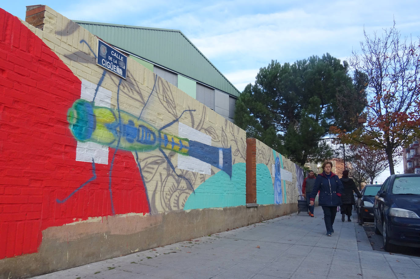 Tapia del instituo Leopoldo Cano de la calle Cigüeña. 