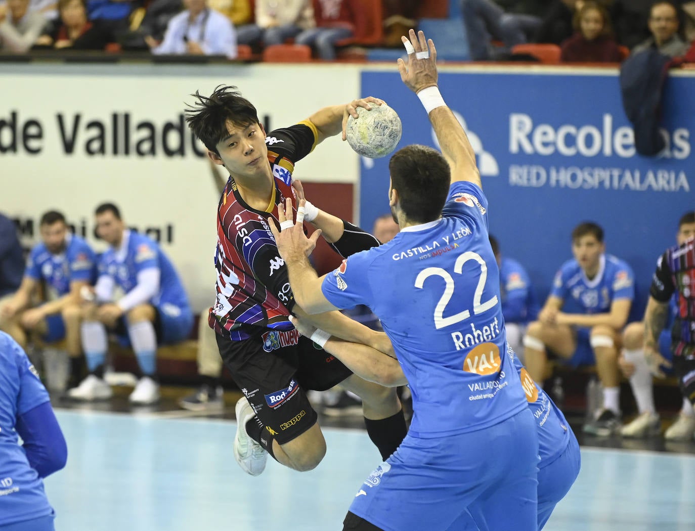 Fotos: Derbi regional entre el Recoletas Atlético Valladolid y el Banca Ademar León