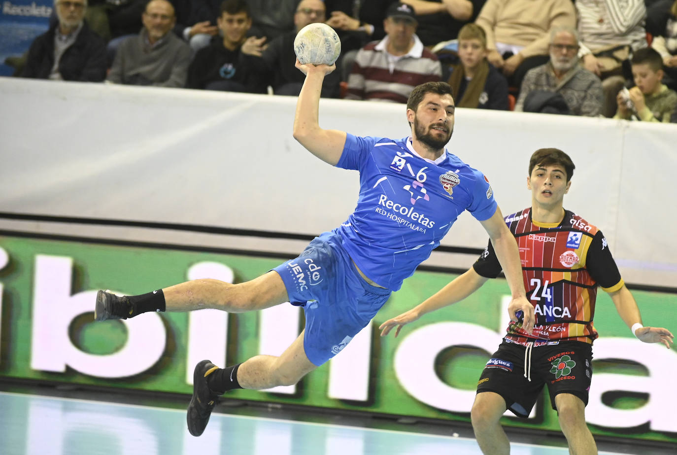 Fotos: Derbi regional entre el Recoletas Atlético Valladolid y el Banca Ademar León