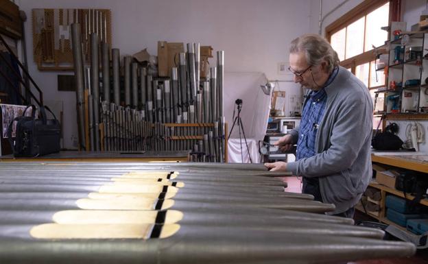 Joaquín Lois trabaja en su taller de Tordesillas con los tubos de la catedral de Granada.