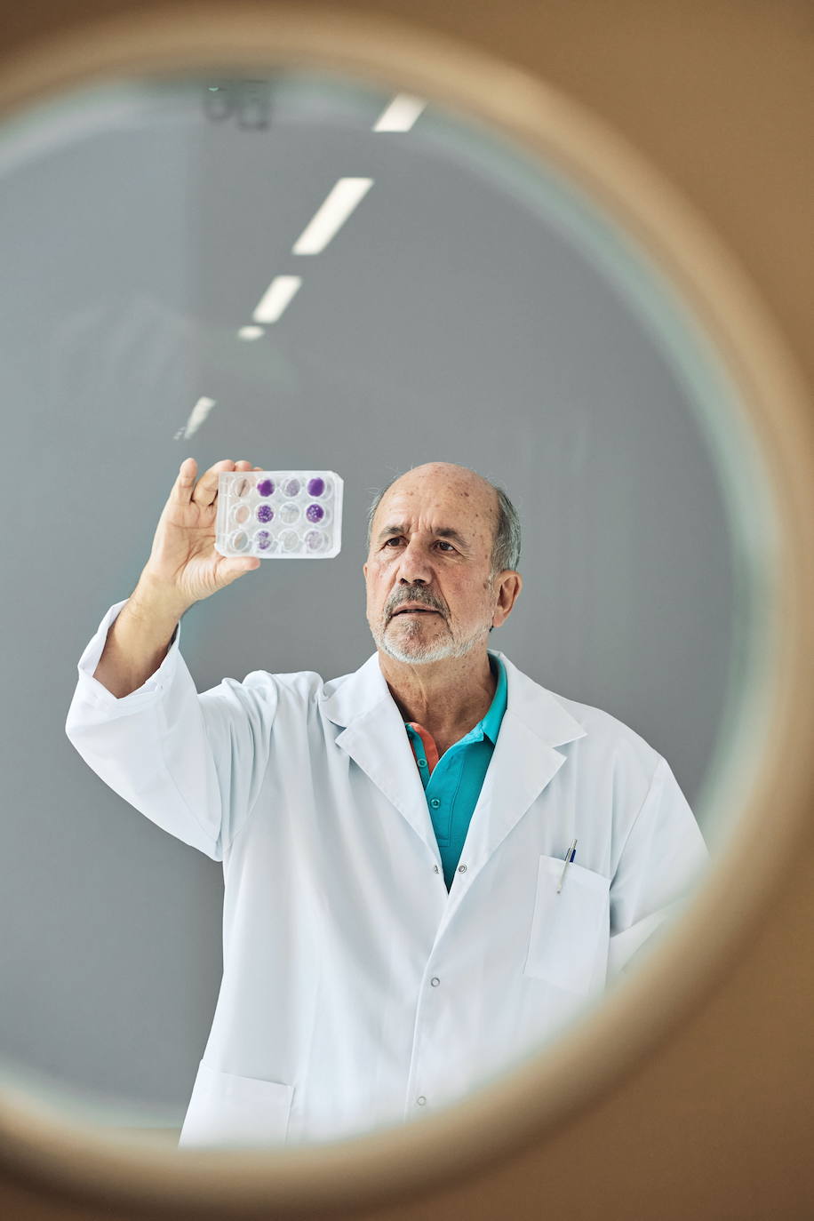 Mariano Esteban trabaja en su laboratorio del CSIC.